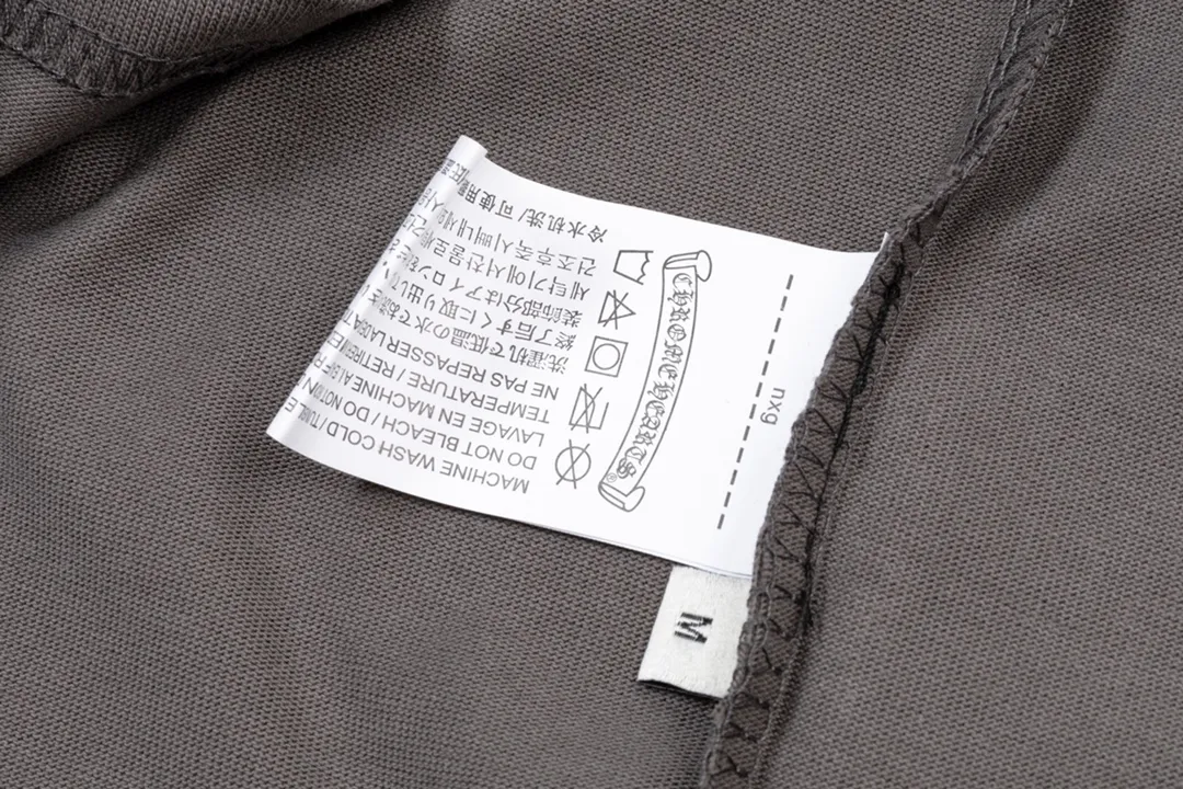 P200 CHROME HEARTS LoGo is fashionable and elegant, with a dropped shoulder style. The fabric is made of 26s double-yarn combed cotton compact spinning yarn with a weight of 280. It is matched with 1*1 Salona rib. The fabric is fermented and has a loose fit. Color: dark gray size: S～XXL